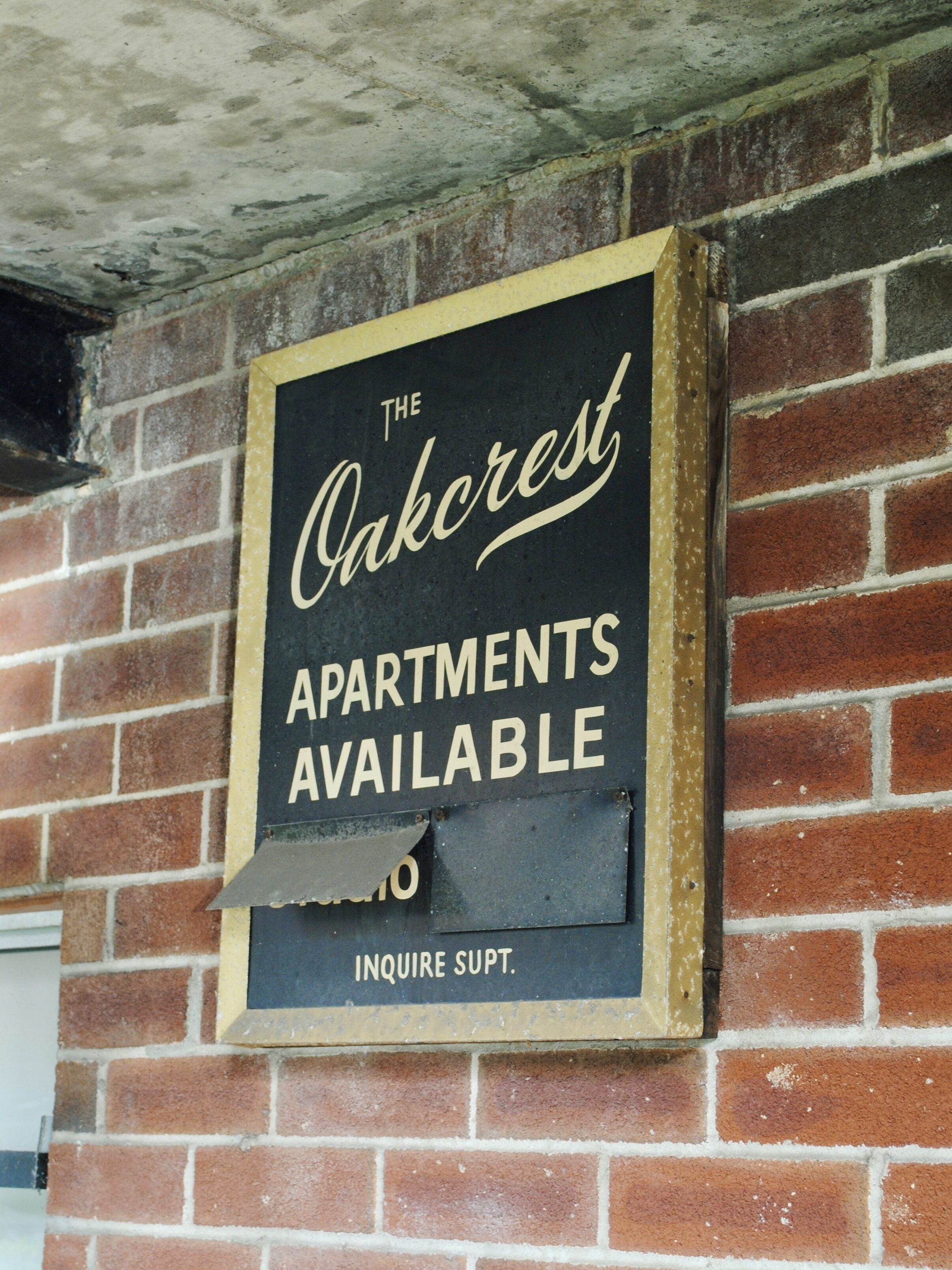 Oakcrest sign vertical